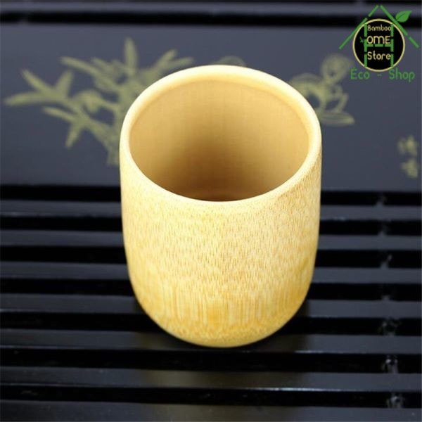 Gobelet Noir En Bambou élégant Et Réutilisable Entre Les Mains D'un Homme  Tasse En Bambou Pratique Et Durable écologique